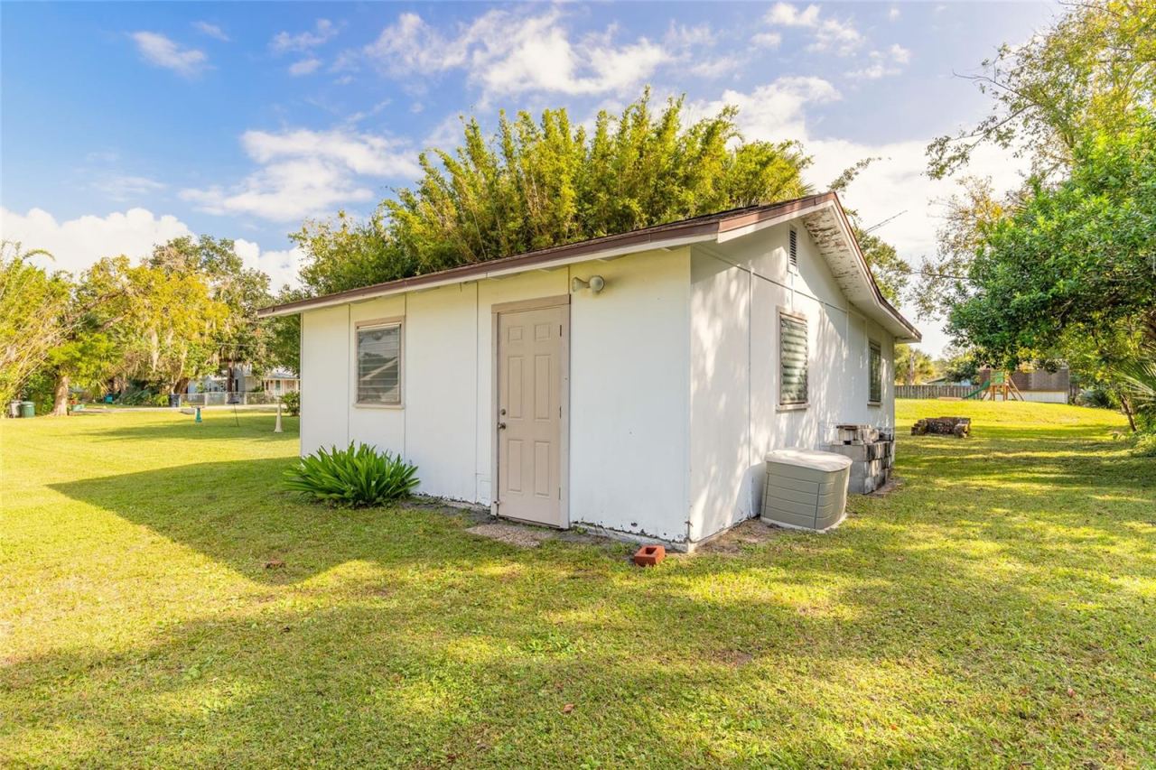 Photo 10 of 20: Detached 1 car garage and workshop